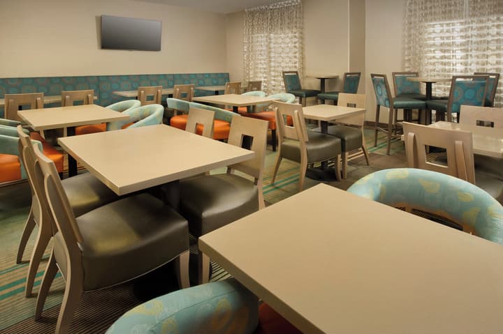 Holiday Inn Express & Suites DFW - Grapevine by IHG