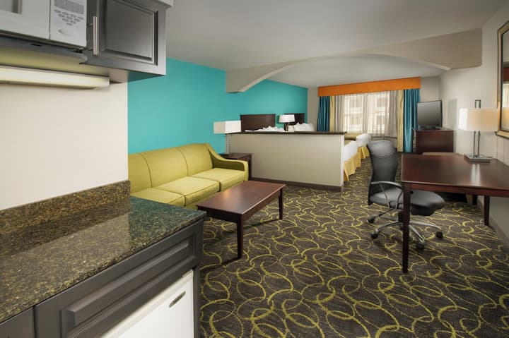 Holiday Inn Express & Suites DFW - Grapevine by IHG