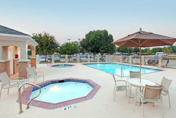 Holiday Inn Express & Suites DFW - Grapevine by IHG