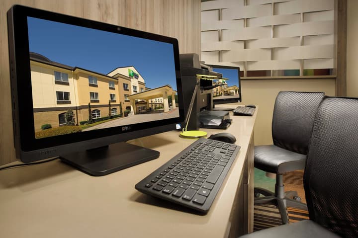 Holiday Inn Express & Suites DFW - Grapevine by IHG