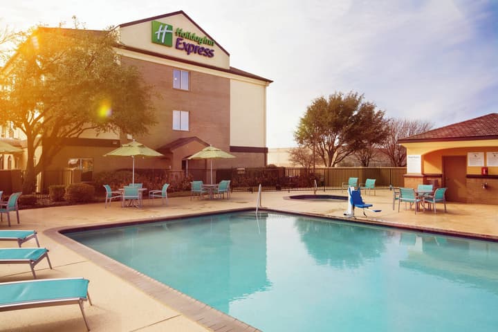 Holiday Inn Express & Suites DFW - Grapevine by IHG