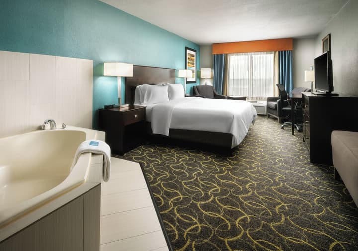 Holiday Inn Express & Suites DFW - Grapevine by IHG