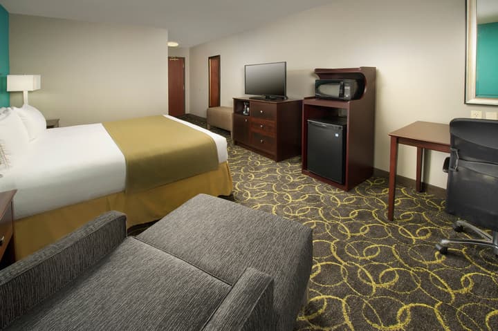 Holiday Inn Express & Suites DFW - Grapevine by IHG