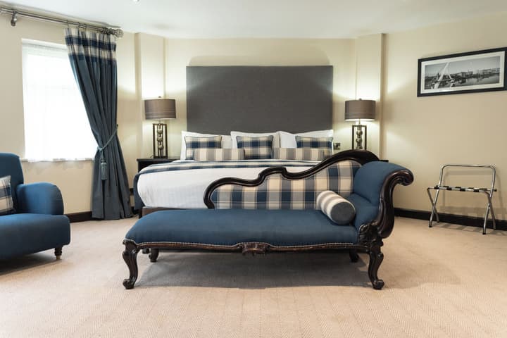 Waterfoot Hotel