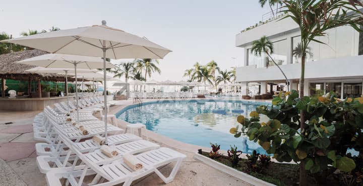 HS HOTSSON Hotel Acapulco