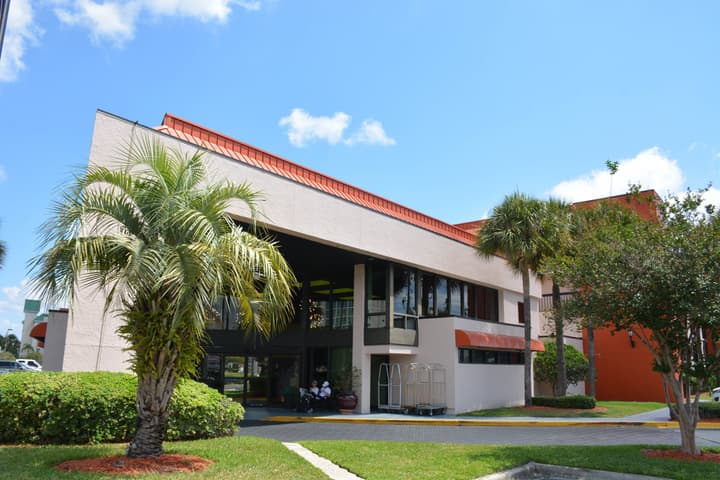 Grand Hotel Orlando at Universal Blvd - Shuttle to Theme Parks