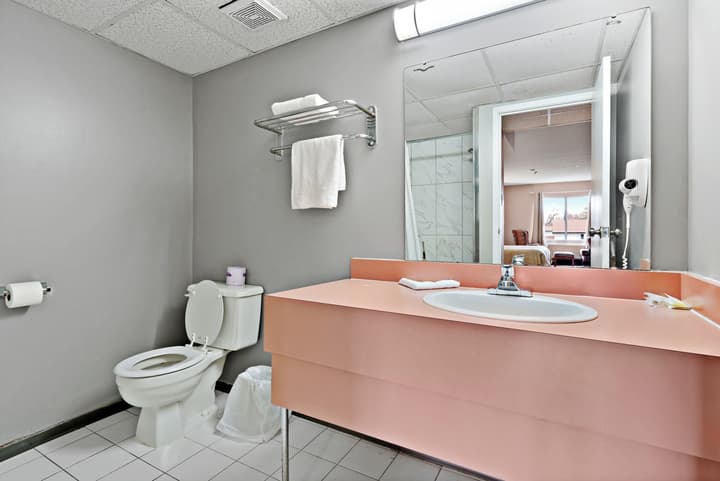 Niagara Lodge & Suites