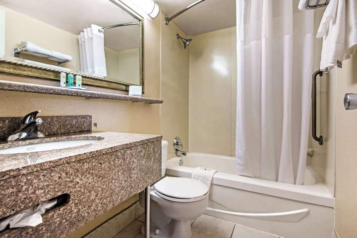 Quality Inn & Suites - Toronto West