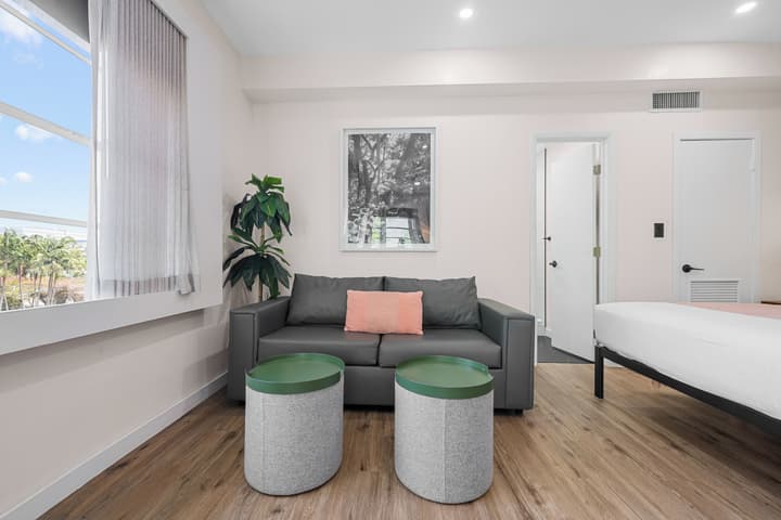 Greenview Hotel by Lowkl