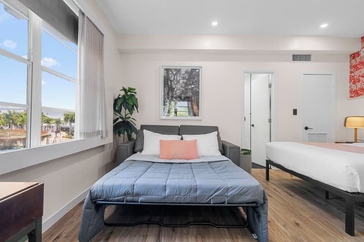 Greenview Hotel by Lowkl