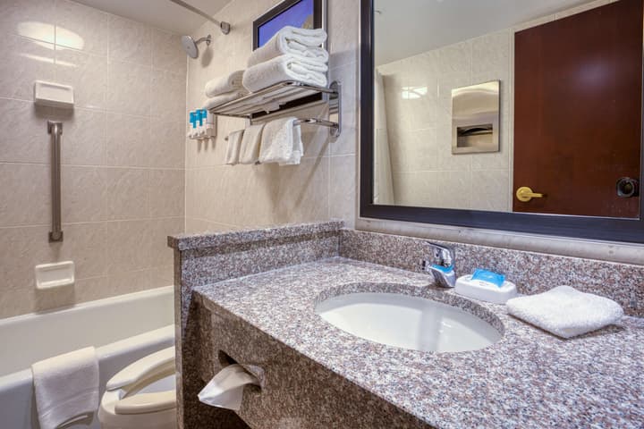 Drury Inn & Suites St. Louis Fairview Heights