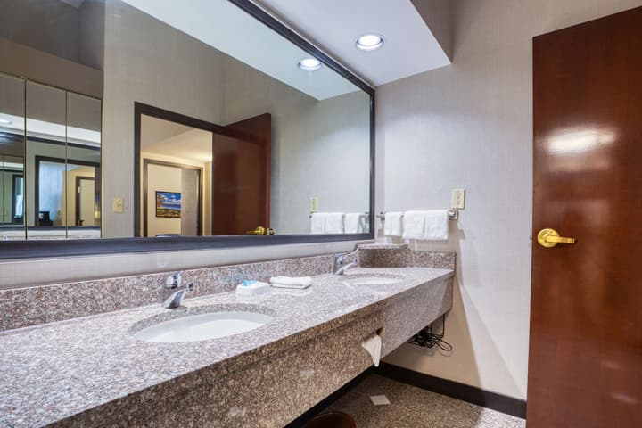 Drury Inn & Suites St. Louis Fairview Heights