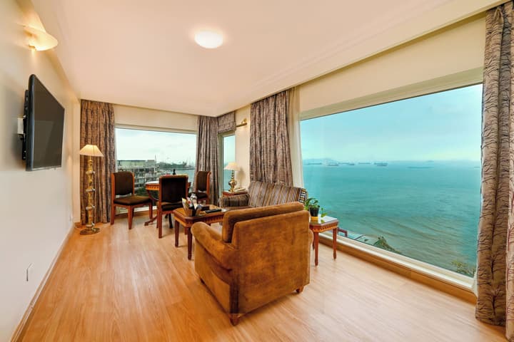 Fariyas Hotel