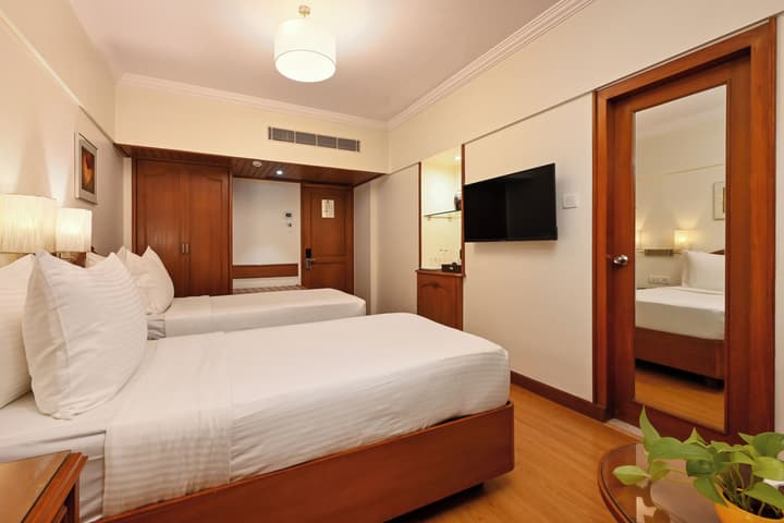 Fariyas Hotel