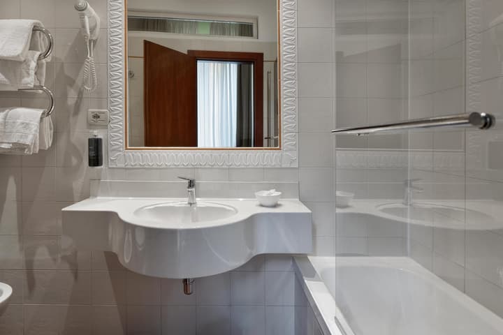 De La Pace, Sure Hotel Collection by Best Western