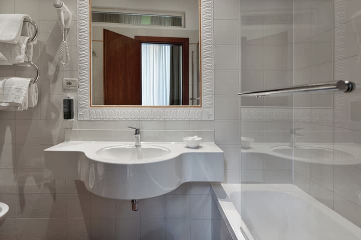 De La Pace, Sure Hotel Collection by Best Western