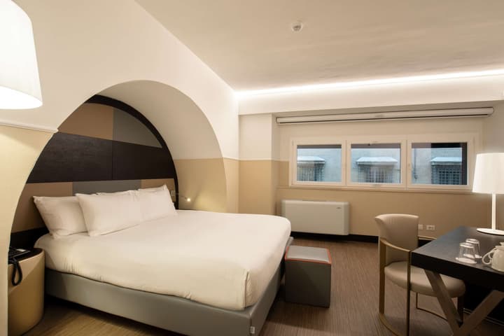 Cosmopolita Rome Colosseum, Tapestry Collection by Hilton
