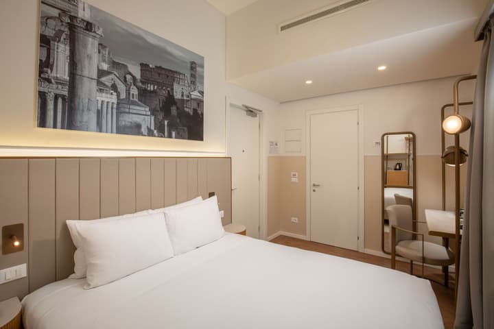 Cosmopolita Rome Colosseum, Tapestry Collection by Hilton