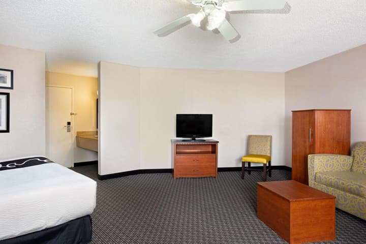 La Quinta Inn & Suites by Wyndham Miami Airport East
