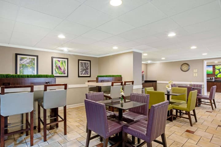 La Quinta Inn & Suites by Wyndham Miami Airport East