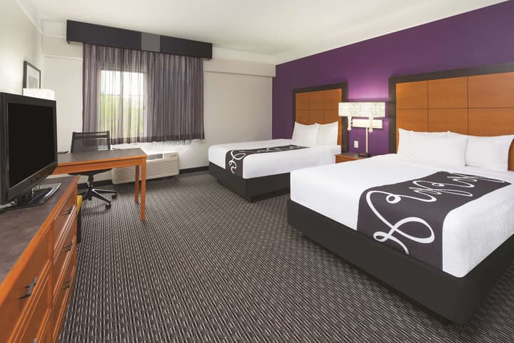 La Quinta Inn & Suites by Wyndham Miami Airport East