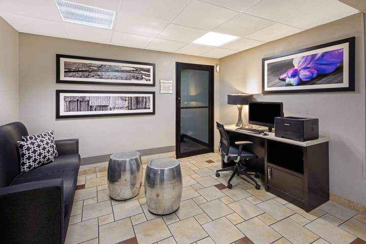 La Quinta Inn & Suites by Wyndham Miami Airport East
