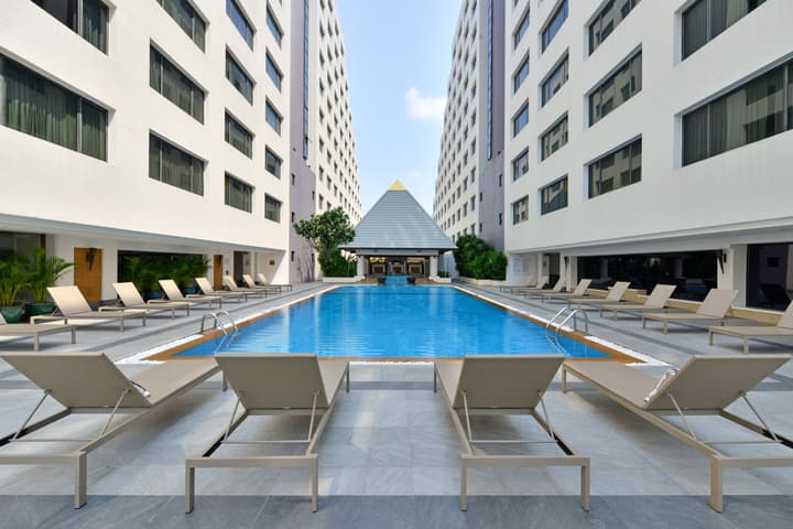 Twin Towers Hotel