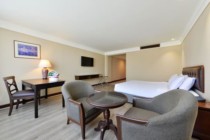 Twin Towers Hotel