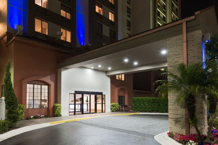 Holiday Inn Express & Suites Nearest Universal Orlando by IHG