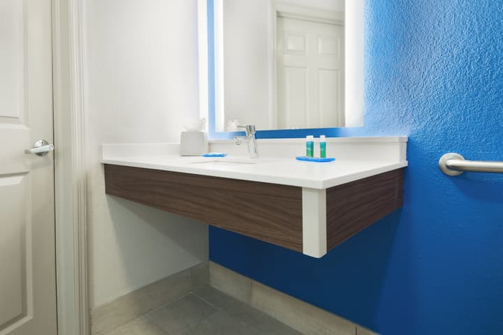 Holiday Inn Express & Suites Nearest Universal Orlando by IHG