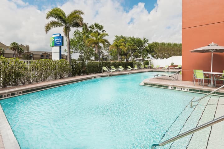 Holiday Inn Express & Suites Nearest Universal Orlando by IHG