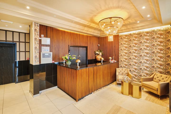 Huttons Hotel, Victoria London