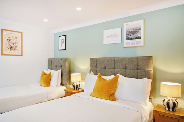 Huttons Hotel, Victoria London