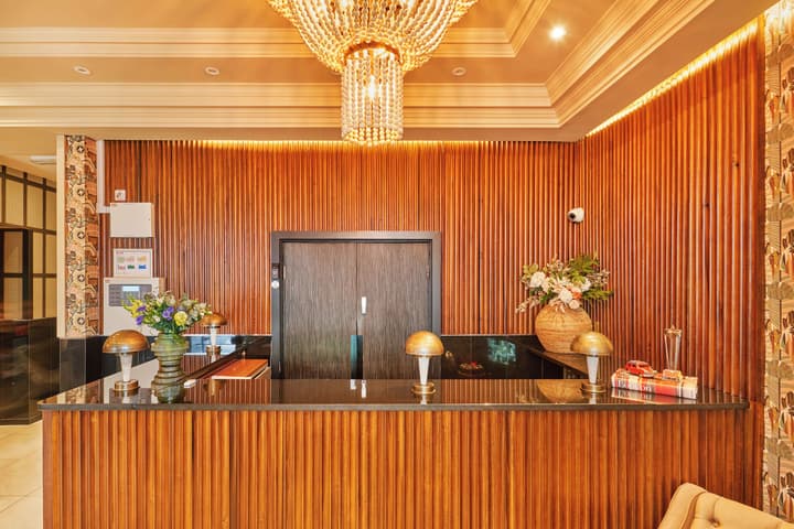 Huttons Hotel, Victoria London