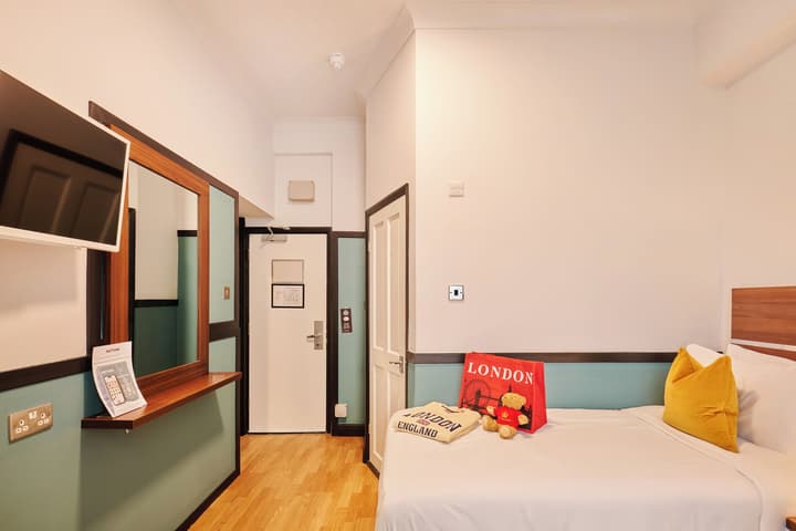 Huttons Hotel, Victoria London