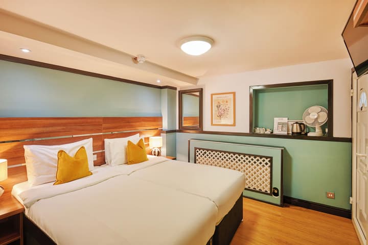Huttons Hotel, Victoria London