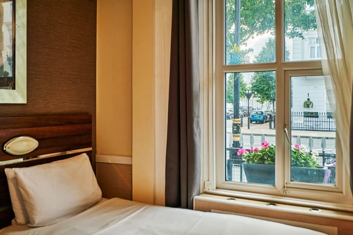 Huttons Hotel, Victoria London