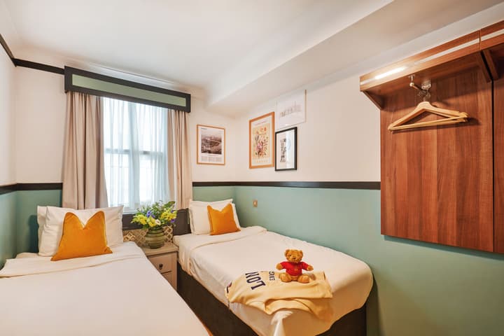 Huttons Hotel, Victoria London