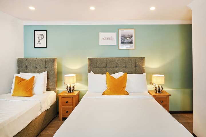 Huttons Hotel, Victoria London