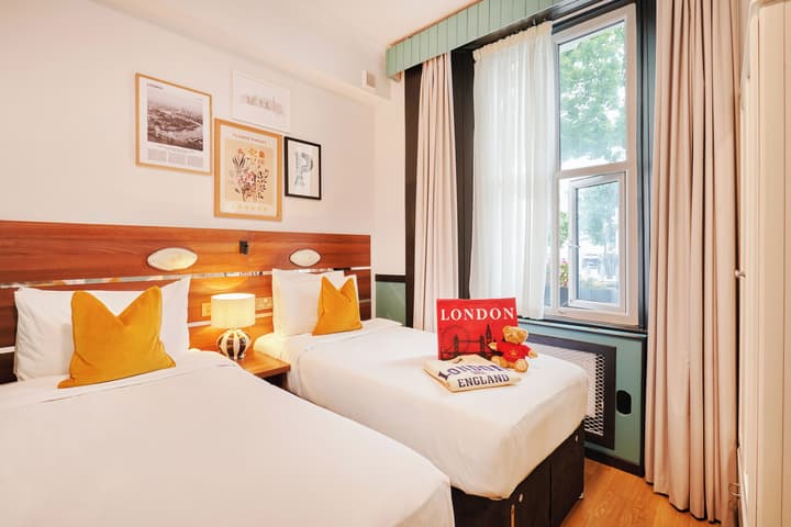 Huttons Hotel, Victoria London