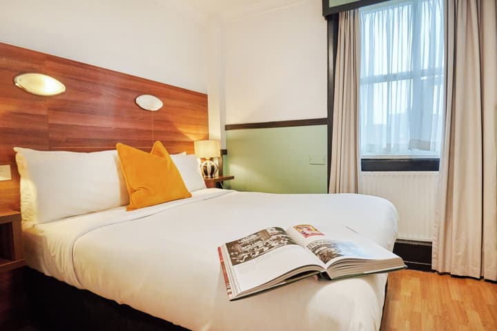 Huttons Hotel, Victoria London