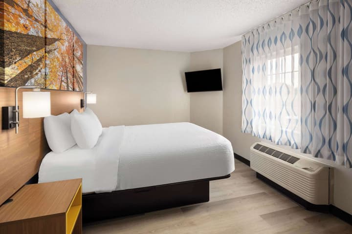 Days Inn & Suites by Wyndham Green Bay WI.
