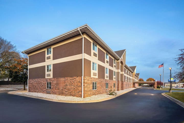 Days Inn & Suites by Wyndham Green Bay WI.
