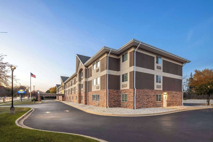 Days Inn & Suites by Wyndham Green Bay WI.