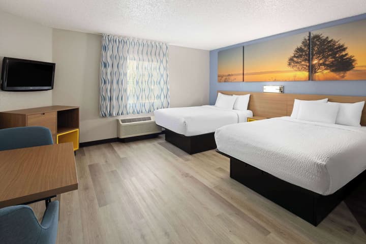 Days Inn & Suites by Wyndham Green Bay WI.