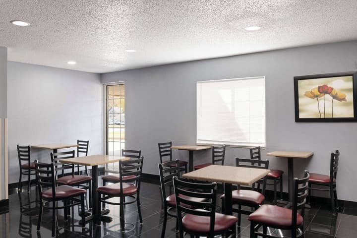 Days Inn & Suites by Wyndham Green Bay WI.