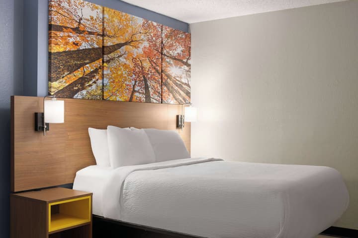 Days Inn & Suites by Wyndham Green Bay WI.