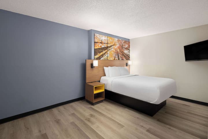 Days Inn & Suites by Wyndham Green Bay WI.