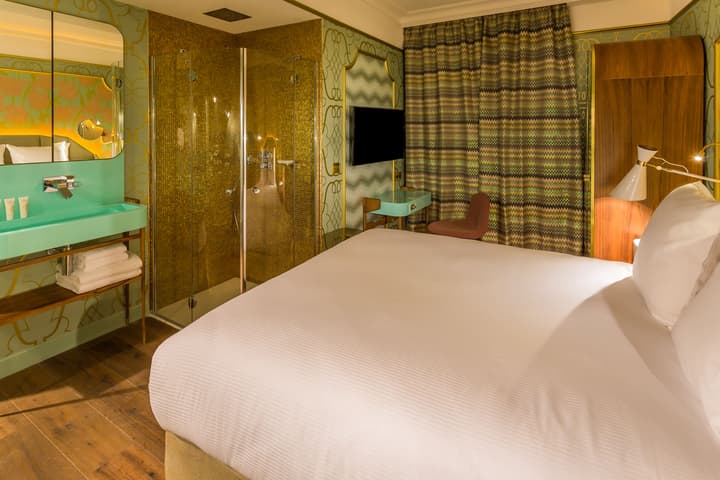 Idol Hotel