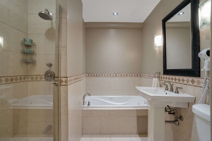 Best Western Ville-Marie Montreal Hotel & Suites